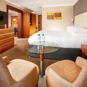 One Bedroom Suite 1 King Alternate bed sofa bed